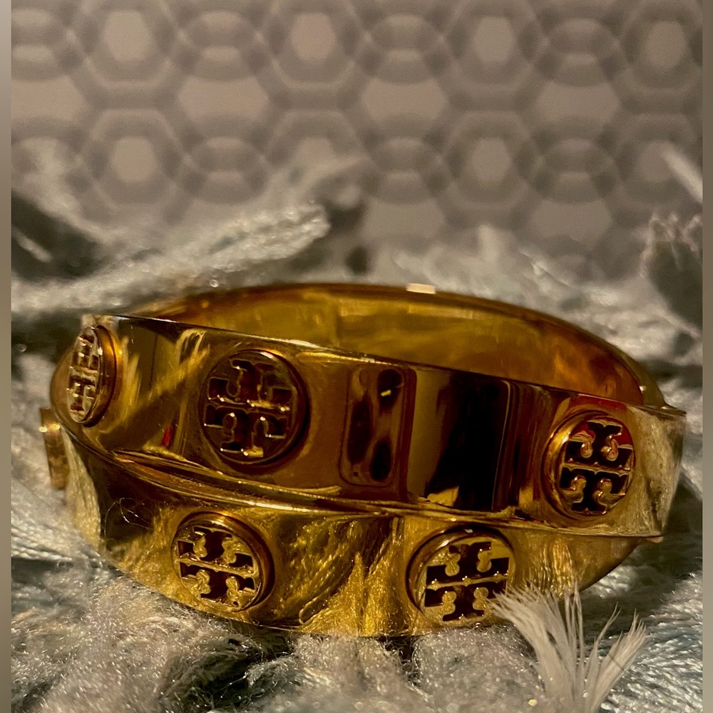 💯% Preloved Authentic Tory Burch crisscross logo-studded bracelet ❤️
